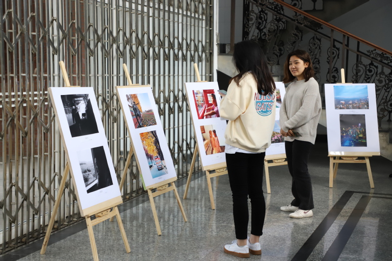 36幅照片讲述校园内外的故事人文学院师生摄影展在巫山路校区开展